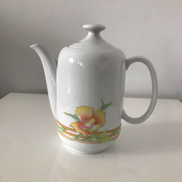 Vintage Teapot with Floral Motif Made in Japan - Picture 3 of 10